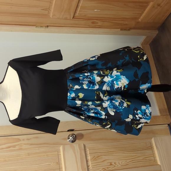 Elegant size 6 women's Betty & Adam formal / prom dress. - Picture 1 of 9